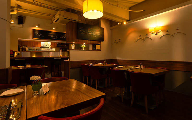 夜の店内